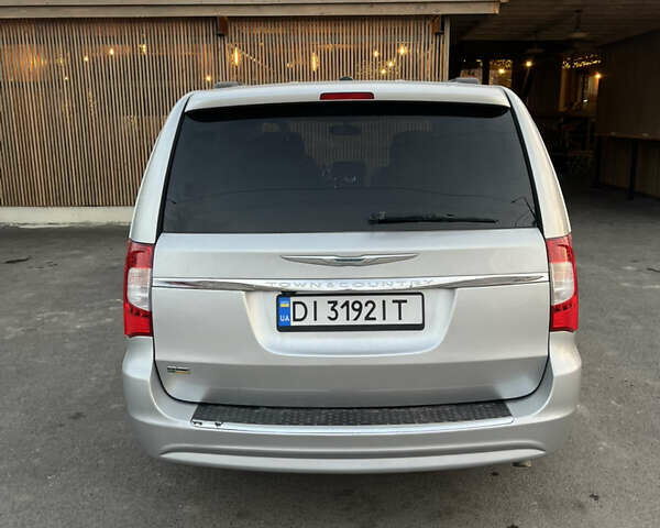 Серый Крайслер Таун Кантри, объемом двигателя 3.6 л и пробегом 265 тыс. км за 9500 $, фото 2 на Automoto.ua