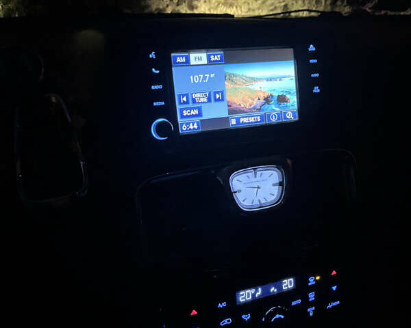 Серый Крайслер Таун Кантри, объемом двигателя 3.6 л и пробегом 265 тыс. км за 9500 $, фото 4 на Automoto.ua