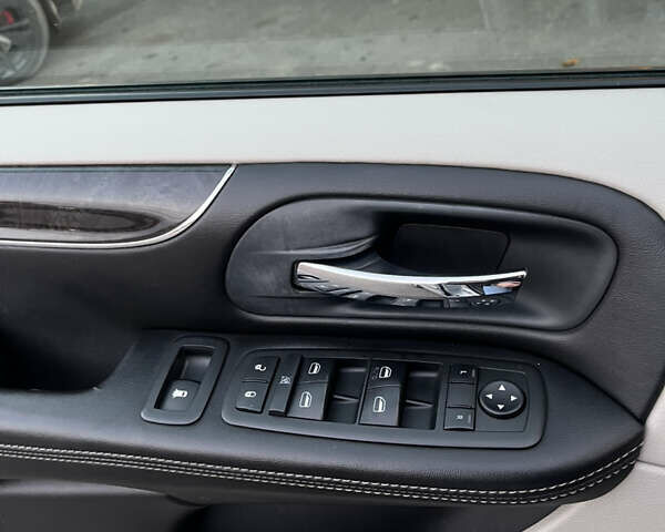 Серый Крайслер Таун Кантри, объемом двигателя 3.6 л и пробегом 265 тыс. км за 9500 $, фото 15 на Automoto.ua