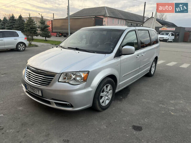 Серый Крайслер Таун Кантри, объемом двигателя 3.6 л и пробегом 265 тыс. км за 9500 $, фото 3 на Automoto.ua