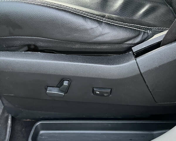 Серый Крайслер Таун Кантри, объемом двигателя 3.6 л и пробегом 265 тыс. км за 9500 $, фото 14 на Automoto.ua