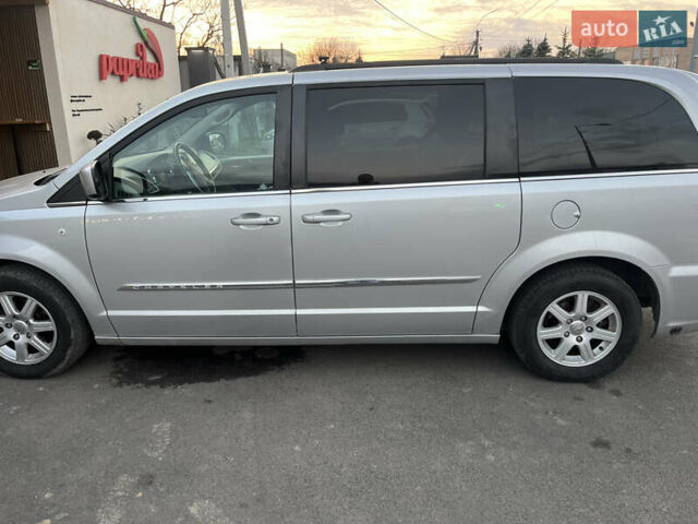 Серый Крайслер Таун Кантри, объемом двигателя 3.6 л и пробегом 265 тыс. км за 9500 $, фото 19 на Automoto.ua