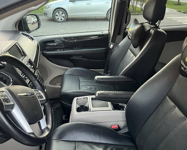 Серый Крайслер Таун Кантри, объемом двигателя 3.6 л и пробегом 265 тыс. км за 9500 $, фото 13 на Automoto.ua