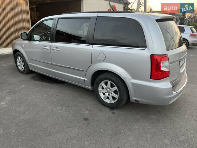 Серый Крайслер Таун Кантри, объемом двигателя 3.6 л и пробегом 265 тыс. км за 9500 $, фото 20 на Automoto.ua