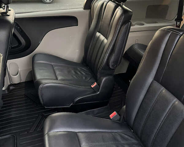 Серый Крайслер Таун Кантри, объемом двигателя 3.6 л и пробегом 265 тыс. км за 9500 $, фото 12 на Automoto.ua