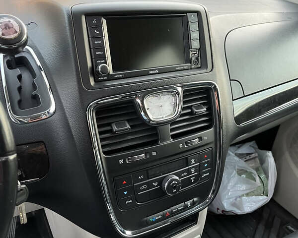 Серый Крайслер Таун Кантри, объемом двигателя 3.6 л и пробегом 265 тыс. км за 9500 $, фото 16 на Automoto.ua