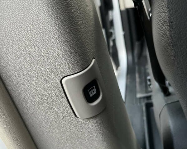 Серый Крайслер Таун Кантри, объемом двигателя 3.6 л и пробегом 265 тыс. км за 9500 $, фото 9 на Automoto.ua