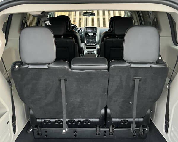 Серый Крайслер Таун Кантри, объемом двигателя 3.6 л и пробегом 265 тыс. км за 9500 $, фото 7 на Automoto.ua