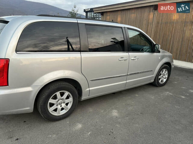 Серый Крайслер Таун Кантри, объемом двигателя 3.6 л и пробегом 265 тыс. км за 9500 $, фото 1 на Automoto.ua