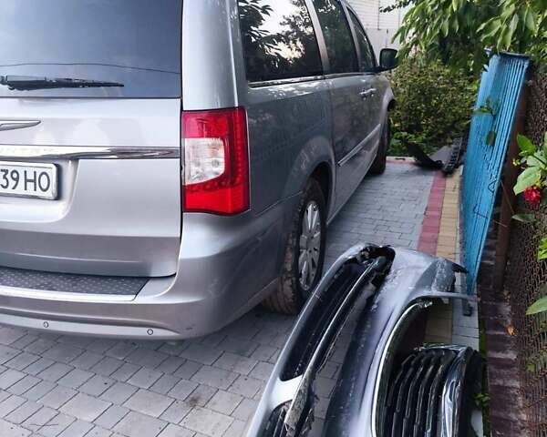 Сірий Крайслер Town & Country, об'ємом двигуна 3.6 л та пробігом 250 тис. км за 11000 $, фото 1 на Automoto.ua
