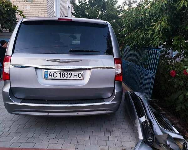 Сірий Крайслер Town & Country, об'ємом двигуна 3.6 л та пробігом 250 тис. км за 11000 $, фото 3 на Automoto.ua