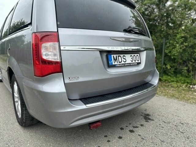 Сірий Крайслер Town & Country, об'ємом двигуна 3.6 л та пробігом 176 тис. км за 10000 $, фото 8 на Automoto.ua