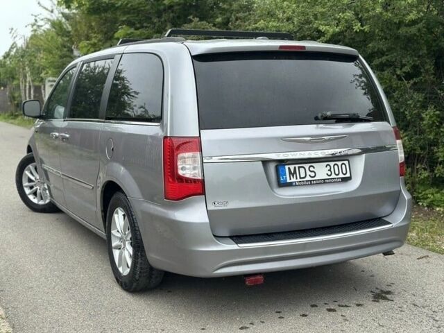 Сірий Крайслер Town & Country, об'ємом двигуна 3.6 л та пробігом 176 тис. км за 10000 $, фото 3 на Automoto.ua