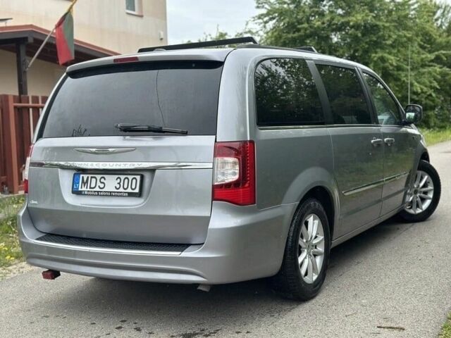 Сірий Крайслер Town & Country, об'ємом двигуна 3.6 л та пробігом 176 тис. км за 10000 $, фото 5 на Automoto.ua