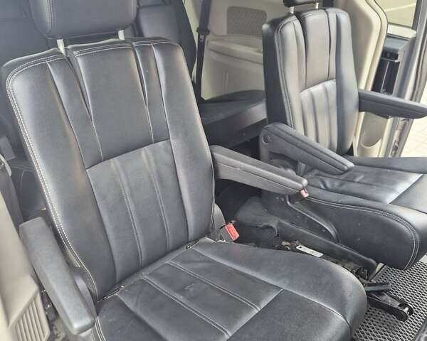 Сірий Крайслер Town & Country, об'ємом двигуна 3.6 л та пробігом 219 тис. км за 11500 $, фото 13 на Automoto.ua