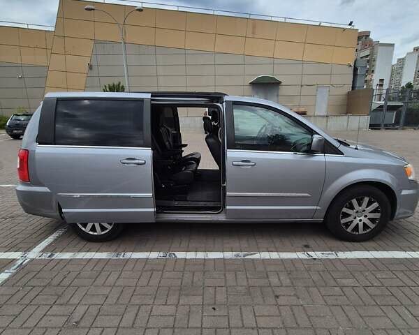 Сірий Крайслер Town & Country, об'ємом двигуна 3.6 л та пробігом 219 тис. км за 11500 $, фото 5 на Automoto.ua