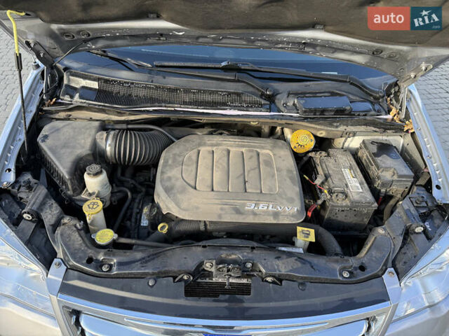 Серый Крайслер Таун Кантри, объемом двигателя 3.61 л и пробегом 188 тыс. км за 14900 $, фото 9 на Automoto.ua