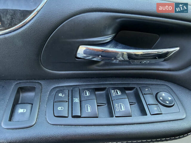 Серый Крайслер Таун Кантри, объемом двигателя 3.61 л и пробегом 188 тыс. км за 14900 $, фото 13 на Automoto.ua