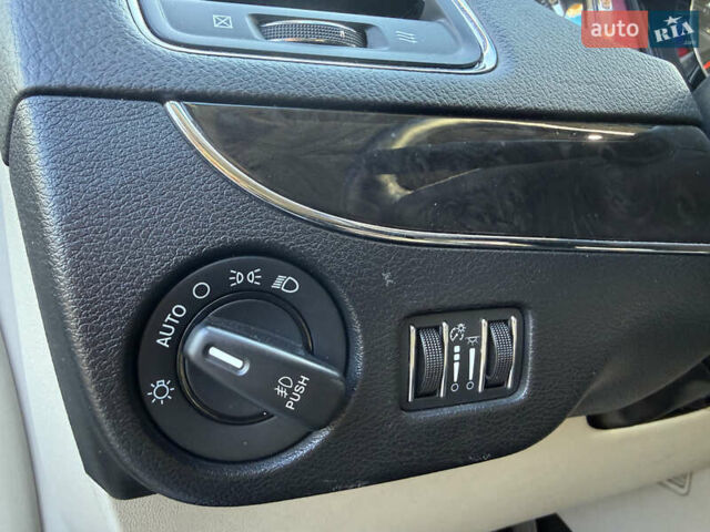 Серый Крайслер Таун Кантри, объемом двигателя 3.61 л и пробегом 188 тыс. км за 14900 $, фото 14 на Automoto.ua