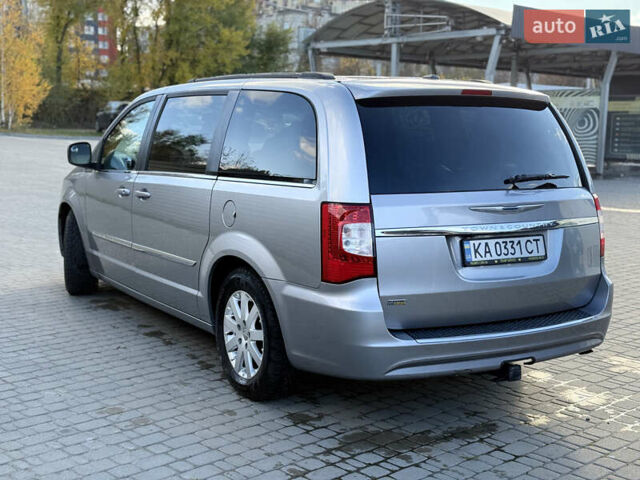 Серый Крайслер Таун Кантри, объемом двигателя 3.61 л и пробегом 188 тыс. км за 14900 $, фото 6 на Automoto.ua