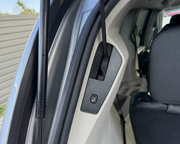 Серый Крайслер Таун Кантри, объемом двигателя 3.61 л и пробегом 188 тыс. км за 14900 $, фото 28 на Automoto.ua