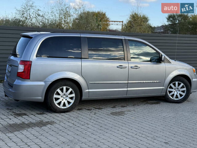 Серый Крайслер Таун Кантри, объемом двигателя 3.61 л и пробегом 188 тыс. км за 14900 $, фото 3 на Automoto.ua