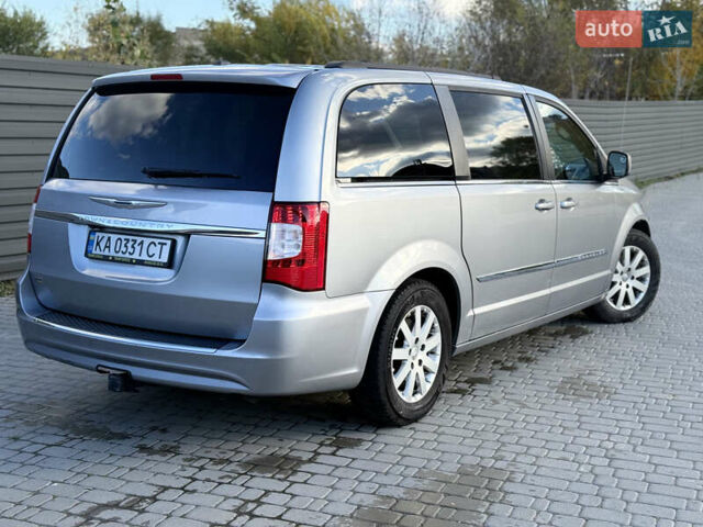 Серый Крайслер Таун Кантри, объемом двигателя 3.61 л и пробегом 188 тыс. км за 14900 $, фото 4 на Automoto.ua