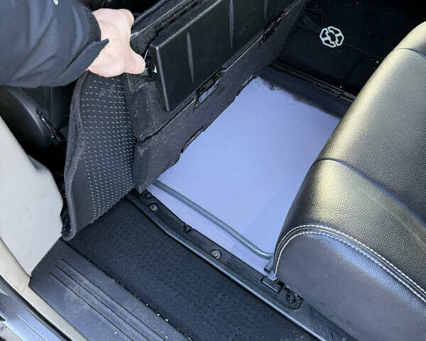 Серый Крайслер Таун Кантри, объемом двигателя 3.61 л и пробегом 188 тыс. км за 14900 $, фото 29 на Automoto.ua