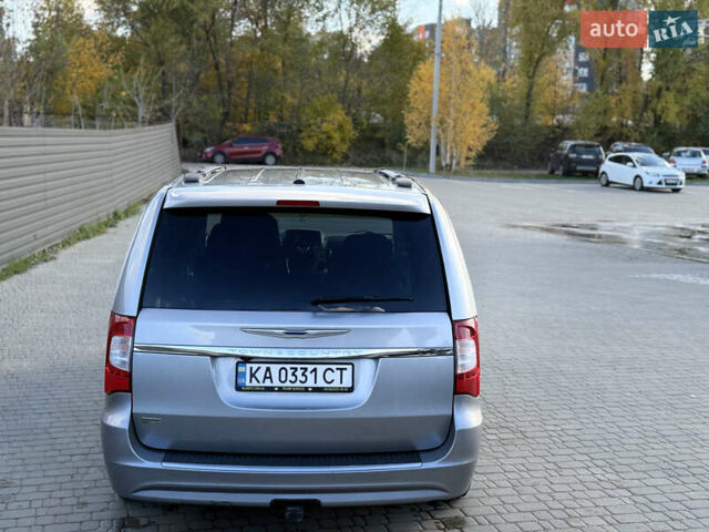 Серый Крайслер Таун Кантри, объемом двигателя 3.61 л и пробегом 188 тыс. км за 14900 $, фото 5 на Automoto.ua