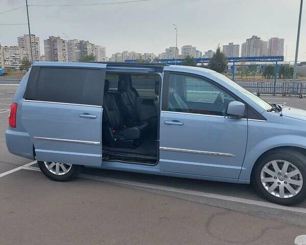 Синий Крайслер Таун Кантри, объемом двигателя 3.6 л и пробегом 160 тыс. км за 15500 $, фото 7 на Automoto.ua
