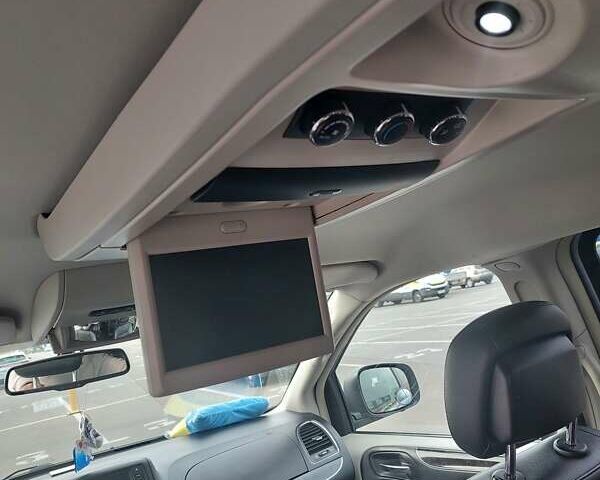 Синий Крайслер Таун Кантри, объемом двигателя 3.6 л и пробегом 160 тыс. км за 15500 $, фото 9 на Automoto.ua