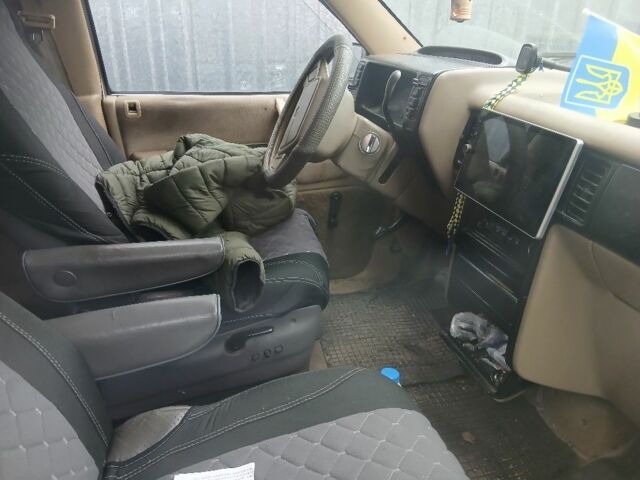 Черный Крайслер Вояджер, объемом двигателя 3.3 л и пробегом 250 тыс. км за 1906 $, фото 4 на Automoto.ua