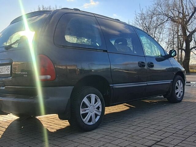 Чорний Крайслер Voyager, об'ємом двигуна 2.5 л та пробігом 300 тис. км за 2835 $, фото 7 на Automoto.ua