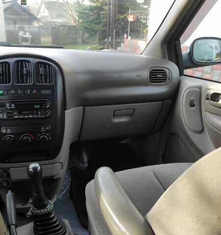 Черный Крайслер Вояджер, объемом двигателя 2.5 л и пробегом 342 тыс. км за 4500 $, фото 5 на Automoto.ua