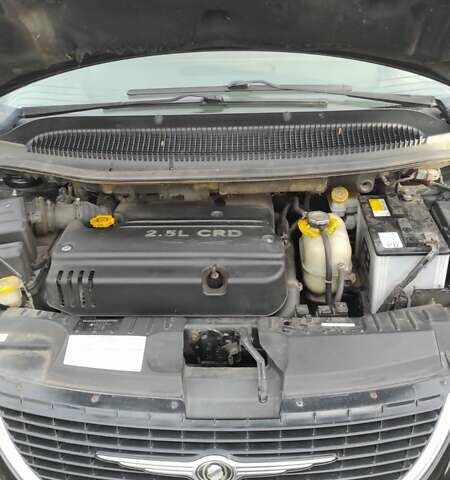 Черный Крайслер Вояджер, объемом двигателя 2.5 л и пробегом 342 тыс. км за 4500 $, фото 4 на Automoto.ua