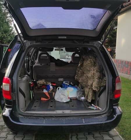 Черный Крайслер Вояджер, объемом двигателя 2.5 л и пробегом 342 тыс. км за 4500 $, фото 12 на Automoto.ua