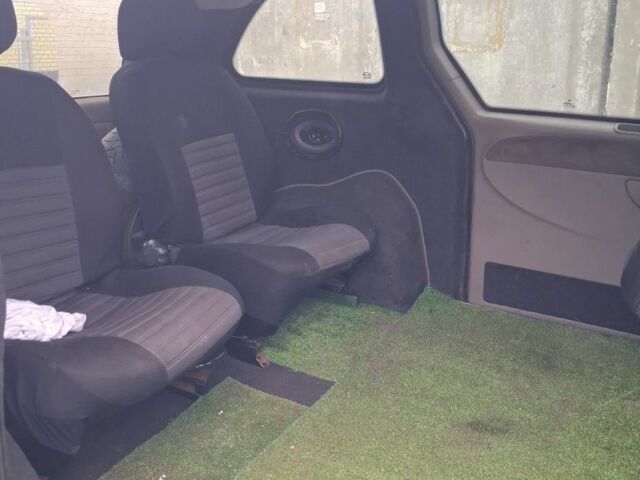 Черный Крайслер Вояджер, объемом двигателя 2.5 л и пробегом 1 тыс. км за 1538 $, фото 3 на Automoto.ua