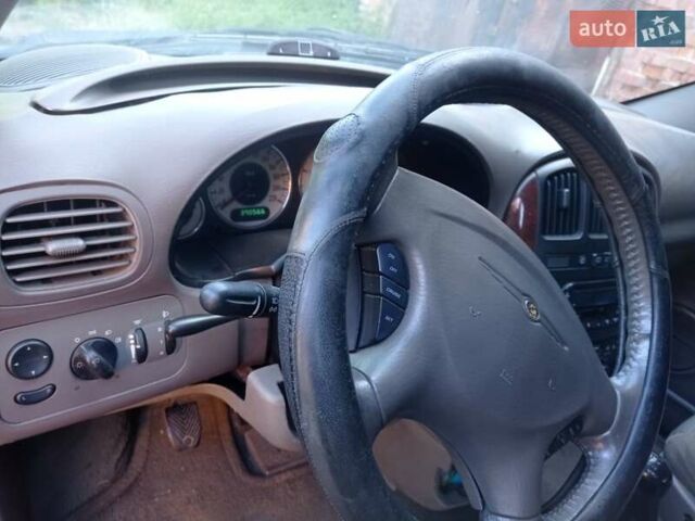 Черный Крайслер Вояджер, объемом двигателя 2.5 л и пробегом 390 тыс. км за 2800 $, фото 1 на Automoto.ua