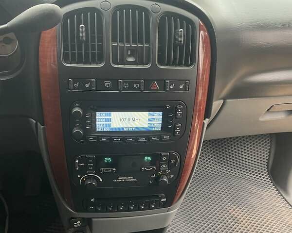 Чорний Крайслер Voyager, об'ємом двигуна 2.78 л та пробігом 284 тис. км за 6300 $, фото 16 на Automoto.ua