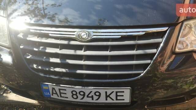 Черный Крайслер Вояджер, объемом двигателя 2.78 л и пробегом 195 тыс. км за 6500 $, фото 6 на Automoto.ua