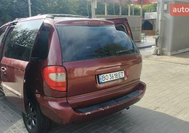 Красный Крайслер Вояджер, объемом двигателя 2.4 л и пробегом 300 тыс. км за 3550 $, фото 1 на Automoto.ua