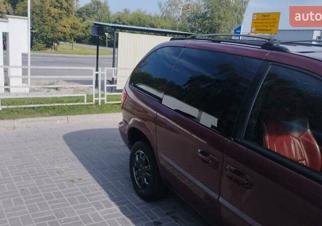 Красный Крайслер Вояджер, объемом двигателя 2.4 л и пробегом 300 тыс. км за 3550 $, фото 3 на Automoto.ua