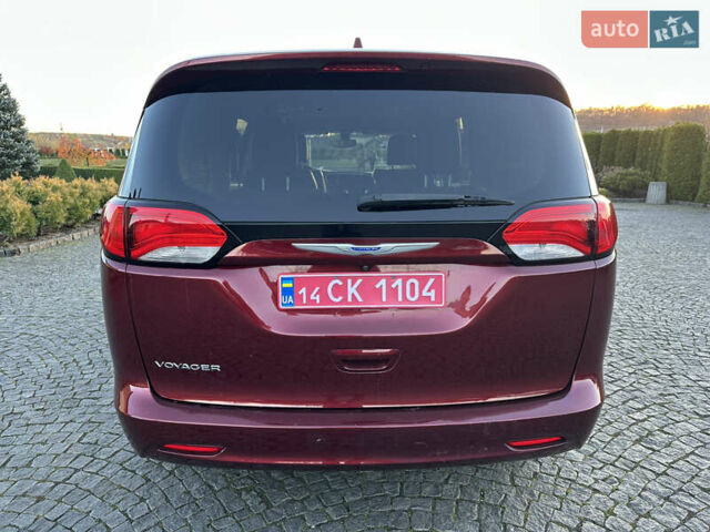 Красный Крайслер Вояджер, объемом двигателя 3.6 л и пробегом 211 тыс. км за 18900 $, фото 10 на Automoto.ua