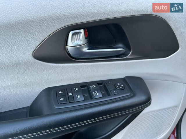 Красный Крайслер Вояджер, объемом двигателя 3.6 л и пробегом 211 тыс. км за 18900 $, фото 31 на Automoto.ua