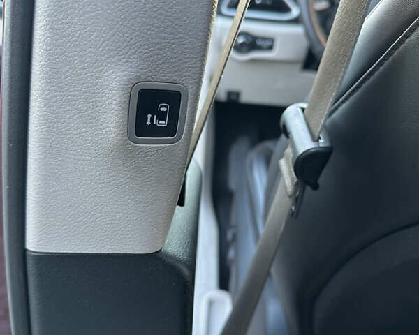 Красный Крайслер Вояджер, объемом двигателя 3.6 л и пробегом 211 тыс. км за 18900 $, фото 25 на Automoto.ua