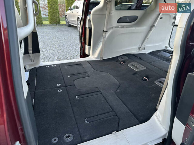 Красный Крайслер Вояджер, объемом двигателя 3.6 л и пробегом 211 тыс. км за 18900 $, фото 37 на Automoto.ua