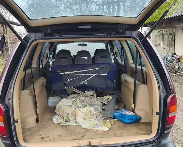 Красный Крайслер Вояджер, объемом двигателя 2.5 л и пробегом 490 тыс. км за 1963 $, фото 1 на Automoto.ua