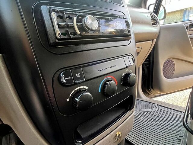 Крайслер Вояджер, объемом двигателя 2.4 л и пробегом 250 тыс. км за 3499 $, фото 10 на Automoto.ua