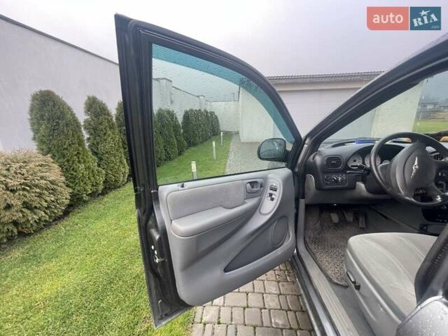 Серый Крайслер Вояджер, объемом двигателя 2.43 л и пробегом 313 тыс. км за 6500 $, фото 41 на Automoto.ua