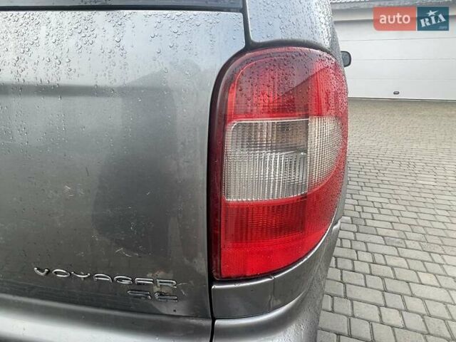 Серый Крайслер Вояджер, объемом двигателя 2.43 л и пробегом 313 тыс. км за 6500 $, фото 11 на Automoto.ua